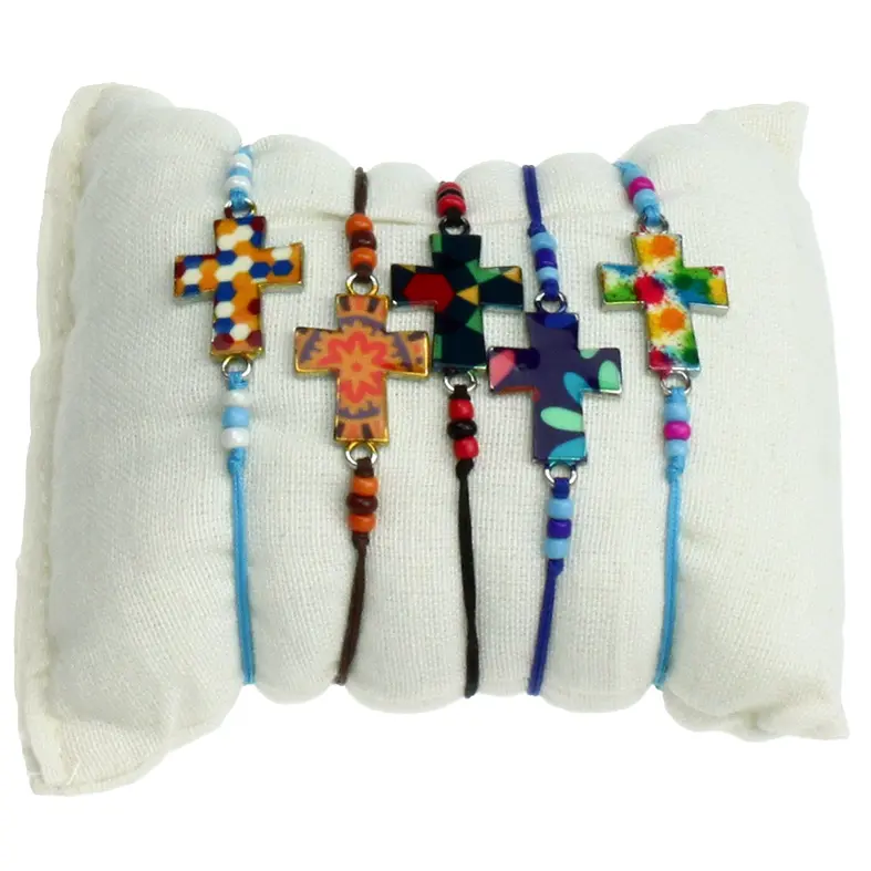 Armband op gekl. koord/kruisje geëmailleerd - assortiment (20x16mm)