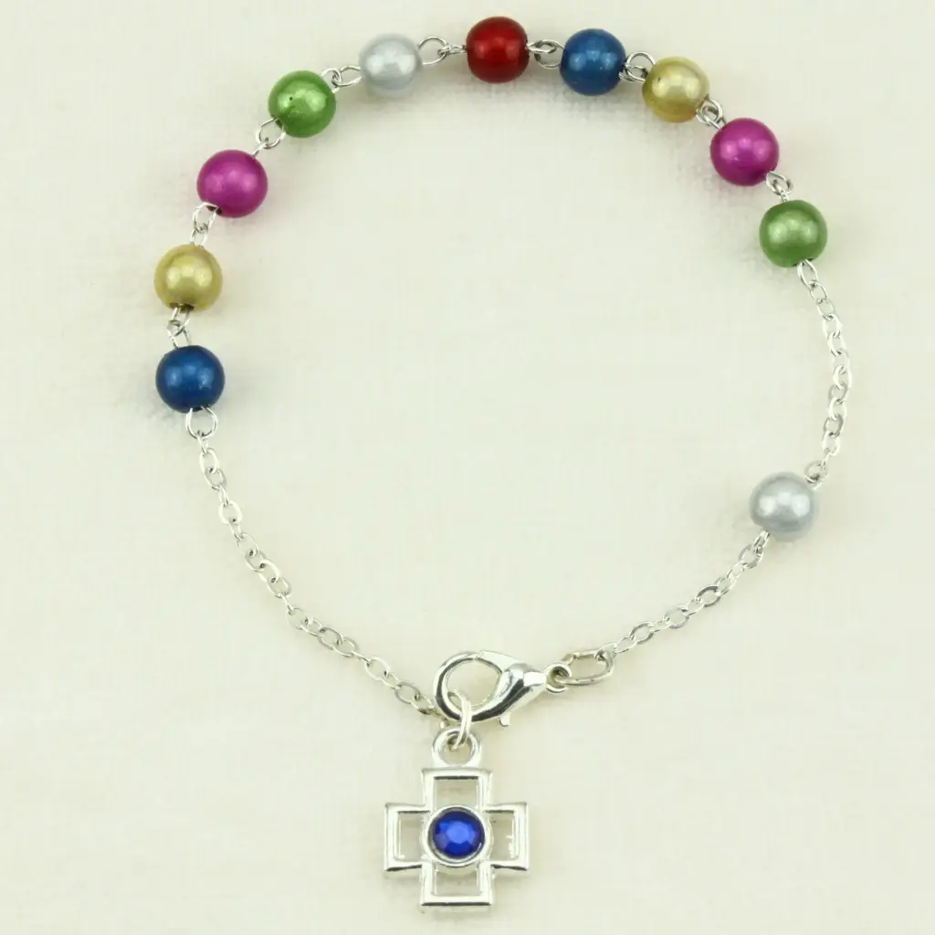 Armband gekleurd parel imitatie met slotje en kruisje (Ø6mm)