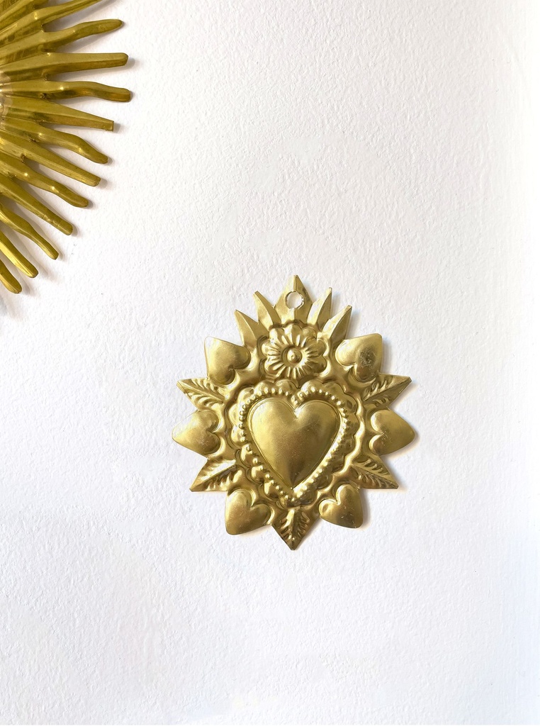 EX VOTO LAITON EMBOSSE ET DECOUPE MAIN, 8*6CM