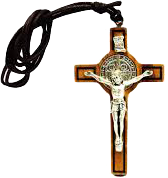 Croix St Benoit sur cordon - bois d'olivier (45x30mm)