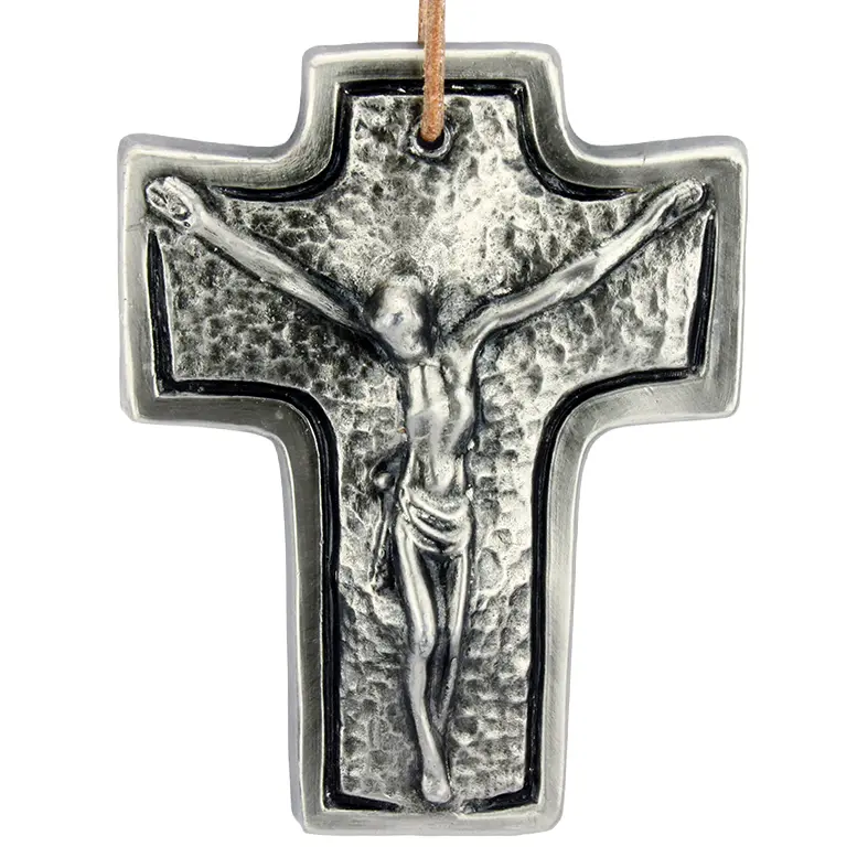 Croix murale avec Christ - métal/nicklé (70x95mm)