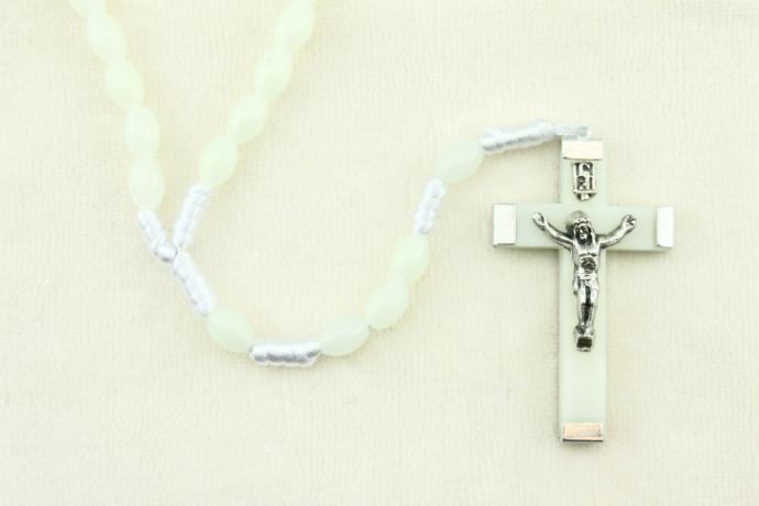 Rozenkrans - fluorescerende parels op koord/met slotje (8x5mm)