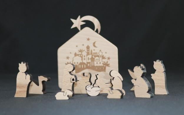 Personnage découpé (13pcs) dans boîte faisant cabane - 10cm