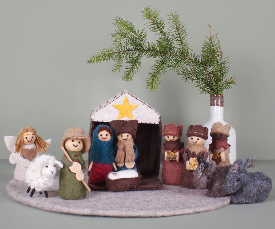 Stal en 11 personnages in stof/gekleurd - 10cm/12x13x16cm