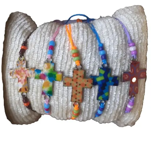 [ARM-85MKR01] Armband op gekl. koord/kruisje geëmailleerd - assortiment (20x16mm)