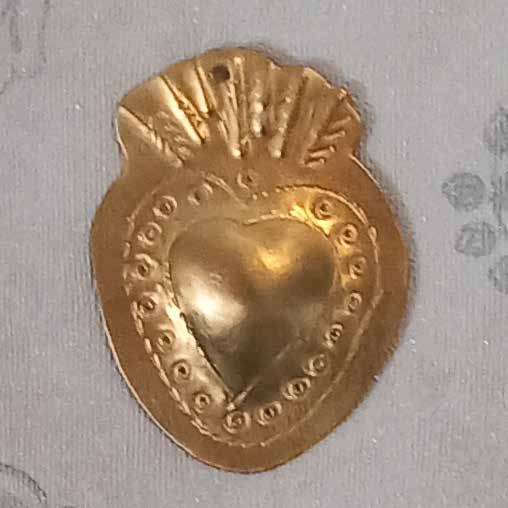 [GIR-82EVL 13] EX VOTO LAITON EMBOSSE ET DECOUPE MAIN. 6*4.5 CM