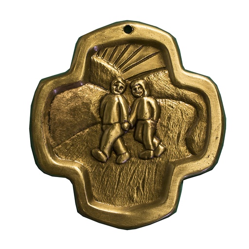 [MKR-60K68D] Kruisbeeld metaal/verguld - 'Samen op weg' (95x100mm)